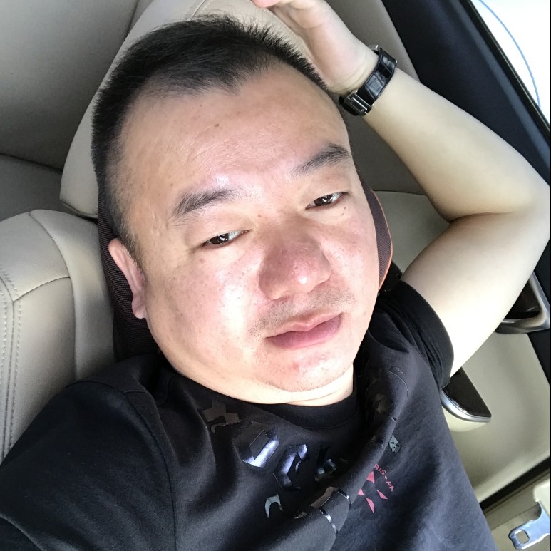 三角泳裤的照片