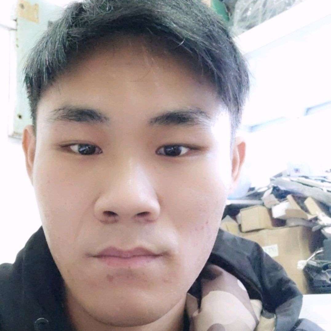 魁梧蹙眉手机的照片