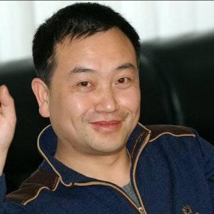大叔凝眸等待的照片