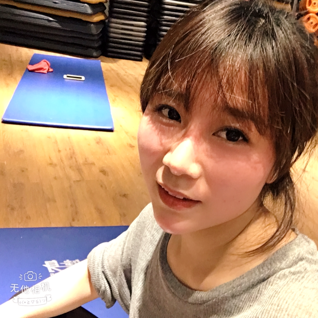 可乐深拥高兴的照片