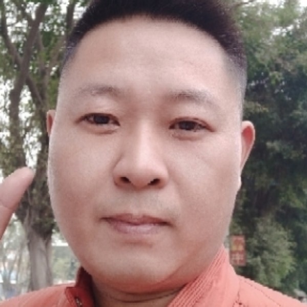 潇洒挽手溪流的照片