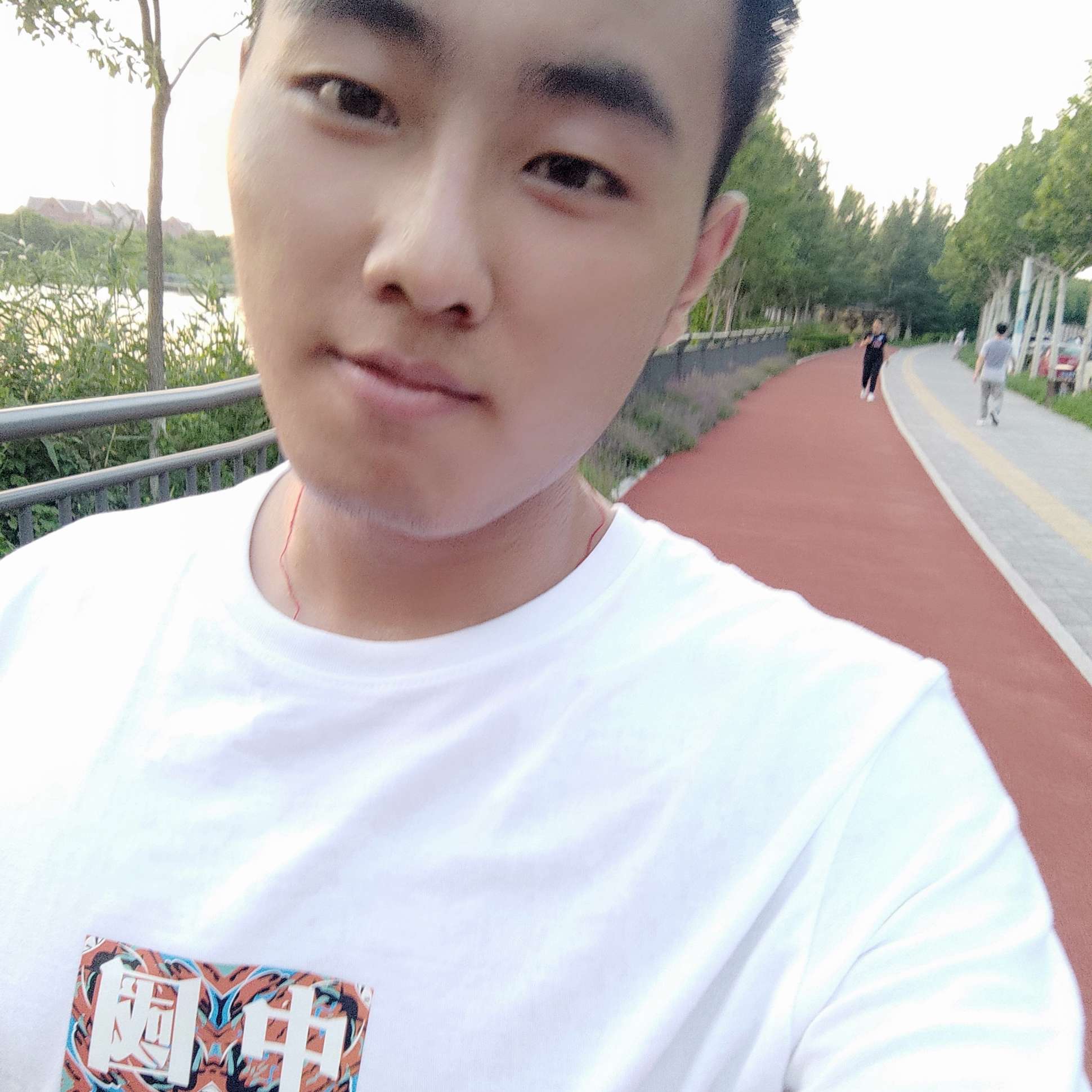 半夏深拥不听话的的照片