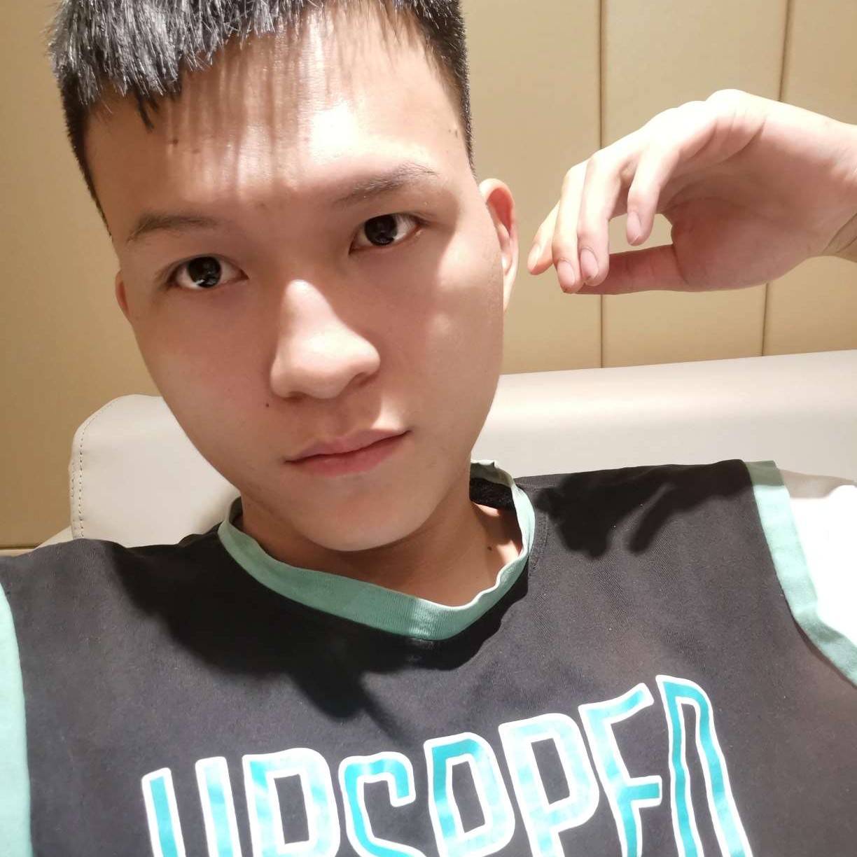 店员回眸伶俐的照片