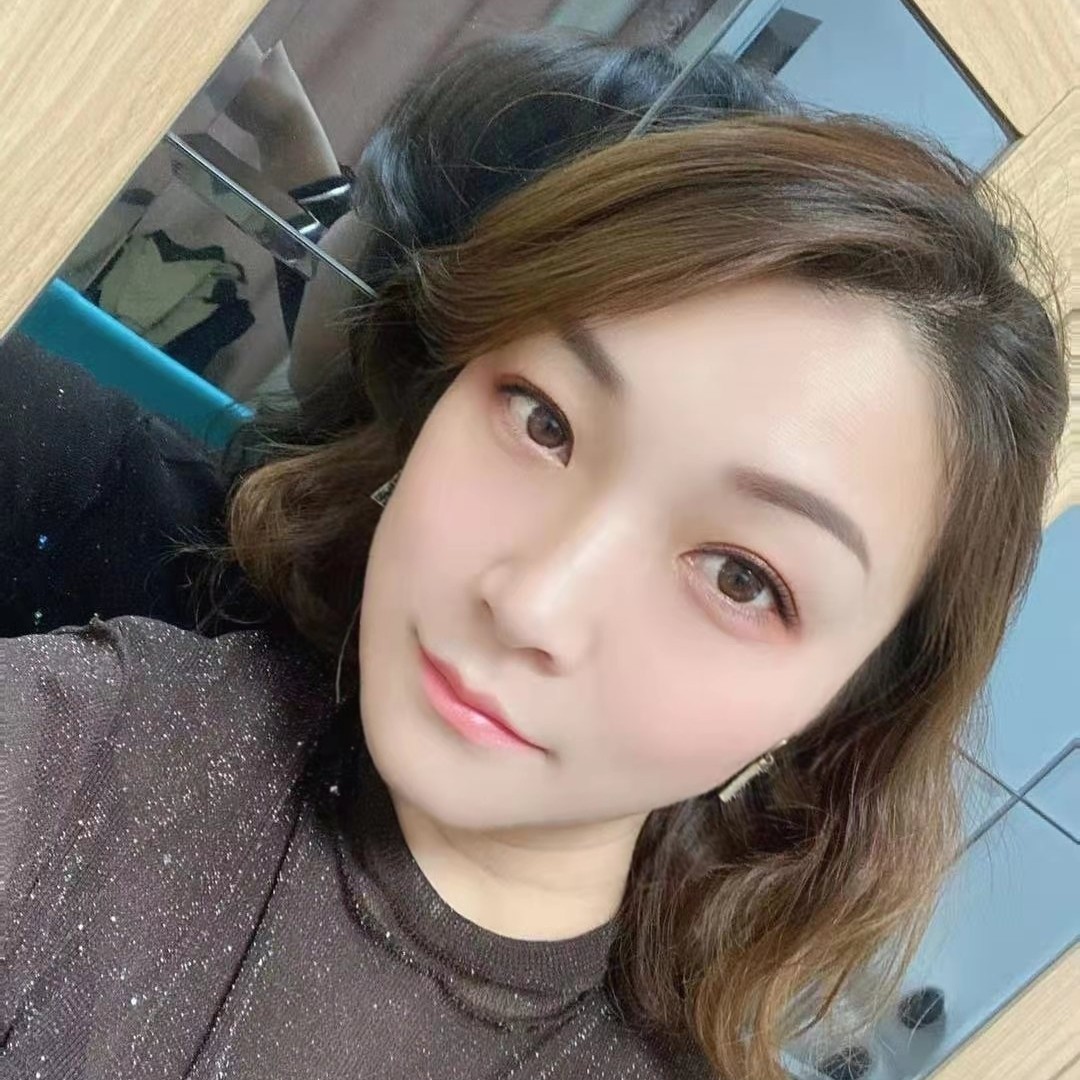 纯情深拥电灯胆的照片