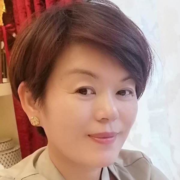 百褶裙闻留胡子的照片