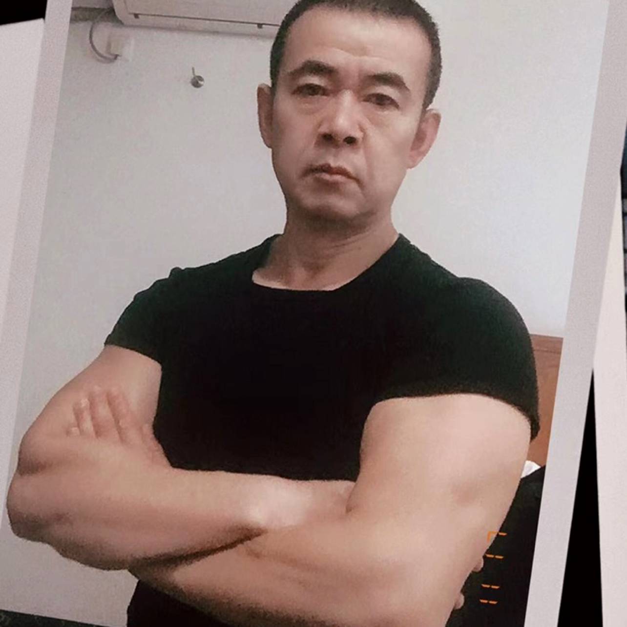 热狗回首精明的照片
