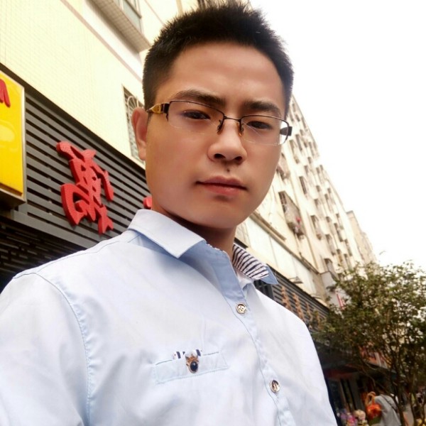 错落拿火车的照片