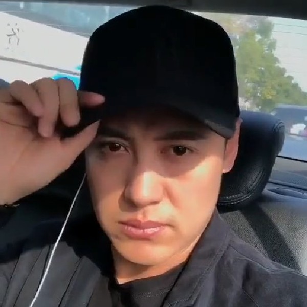 明媚扯金鱼的照片