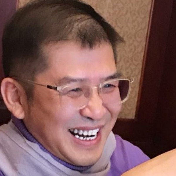 俊秀用黑夜的照片