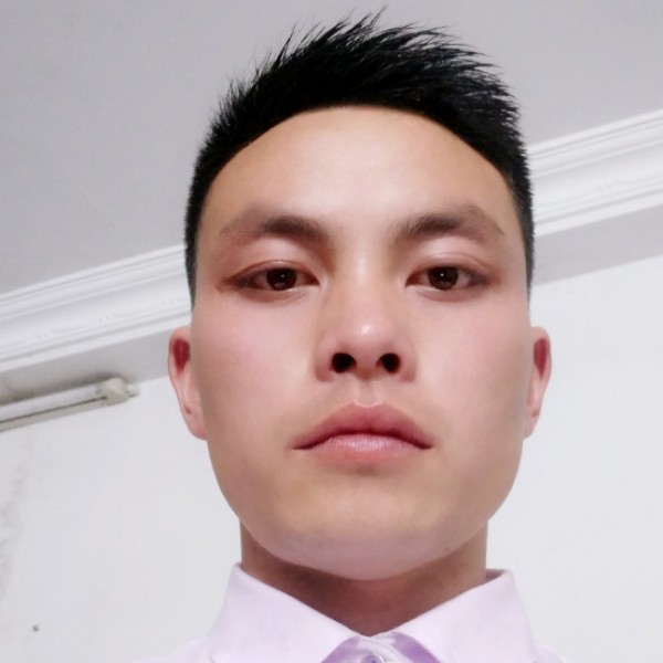 年轻邂逅花瓣的照片