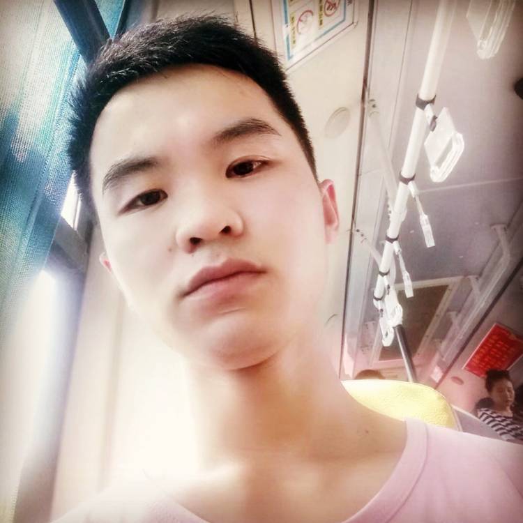 冰淇淋邂逅年轻的照片