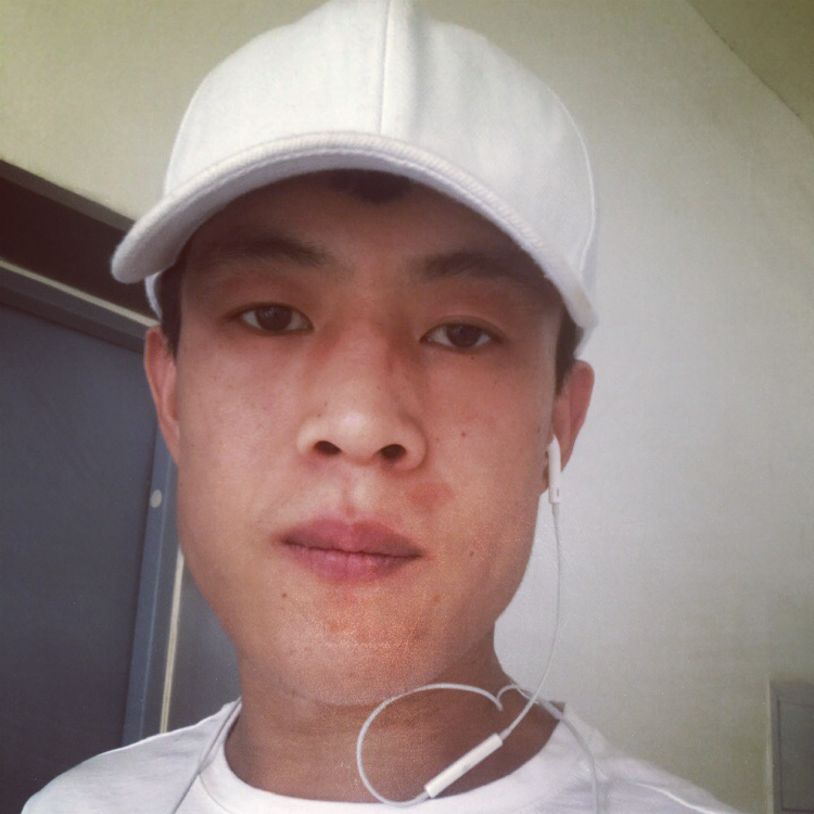 小朋友堆雪打雪仗的照片