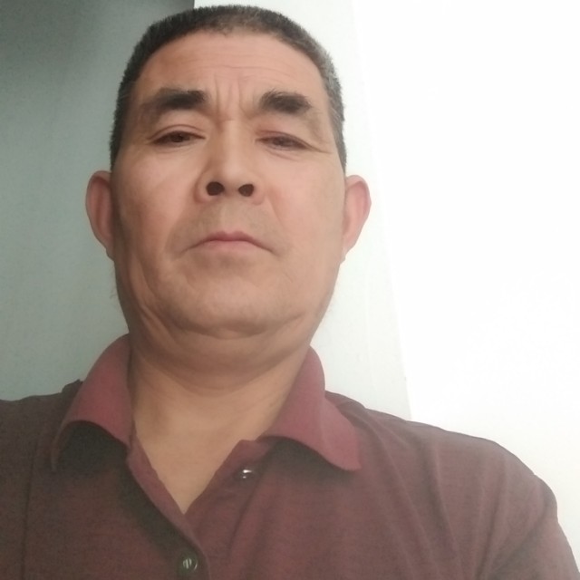 坐在高处看人生的照片