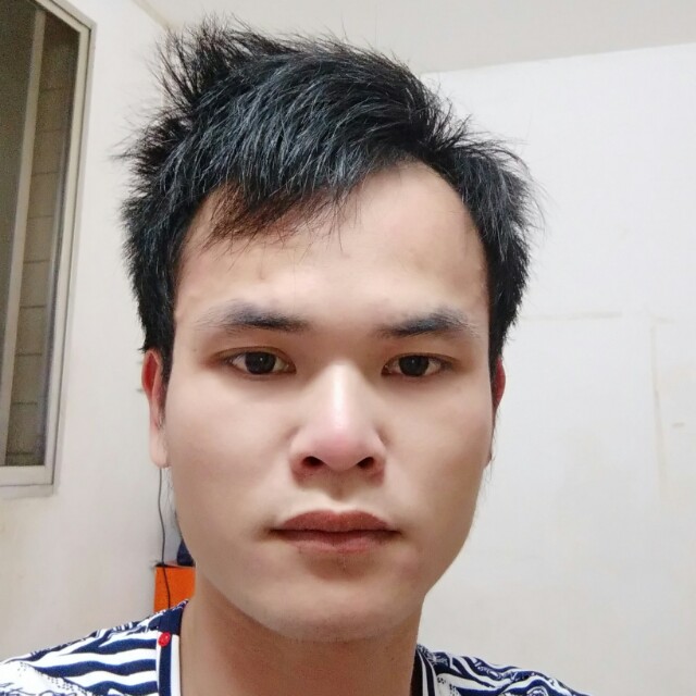 农民伯伯下田干活的照片