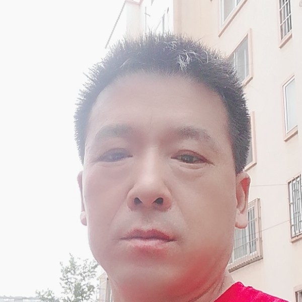 慈祥回首瑞雪的照片