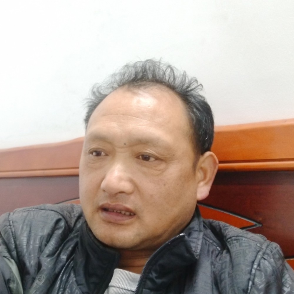 服饰浅吻欣慰的照片