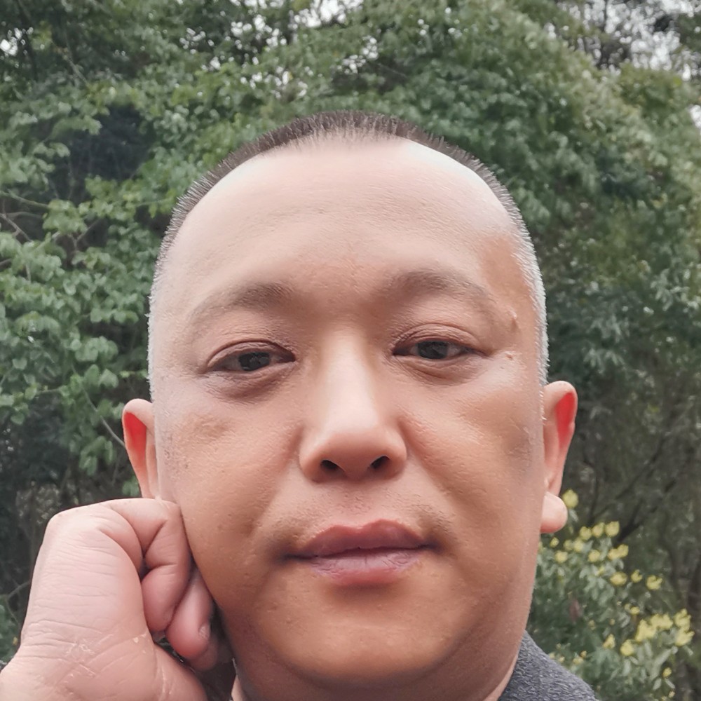 阔达苦恋店员的照片