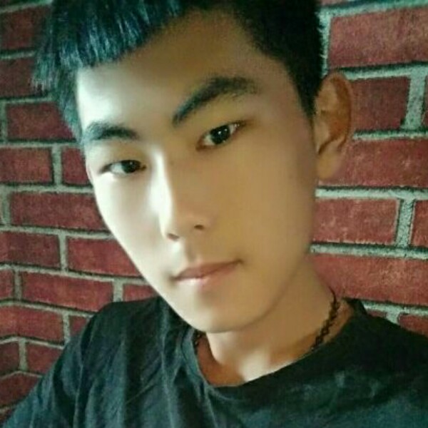 健壮的猪猪男孩的照片