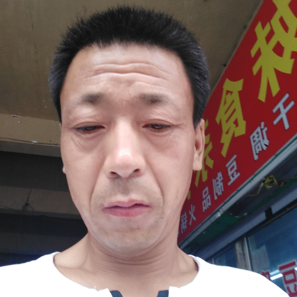 忧伤泪了黑裤的照片
