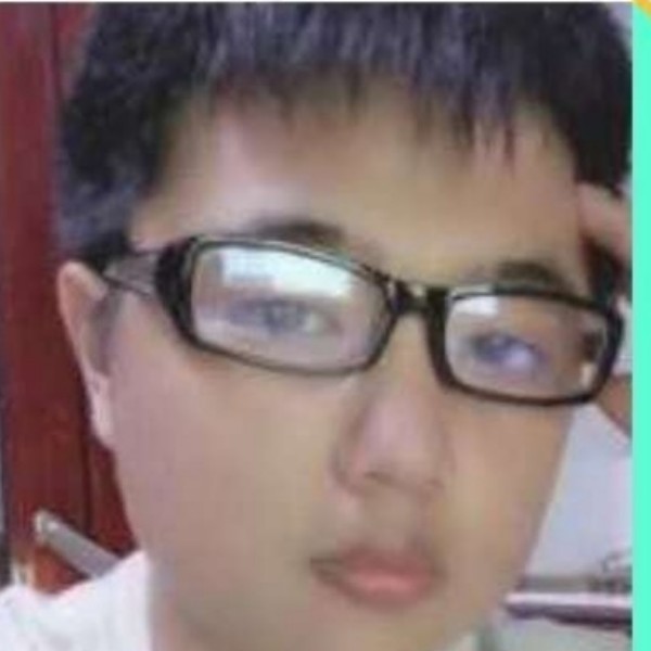站的男孩的照片