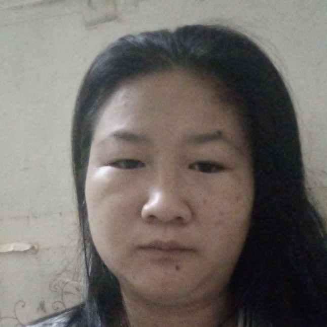 夏露挽手风中的照片