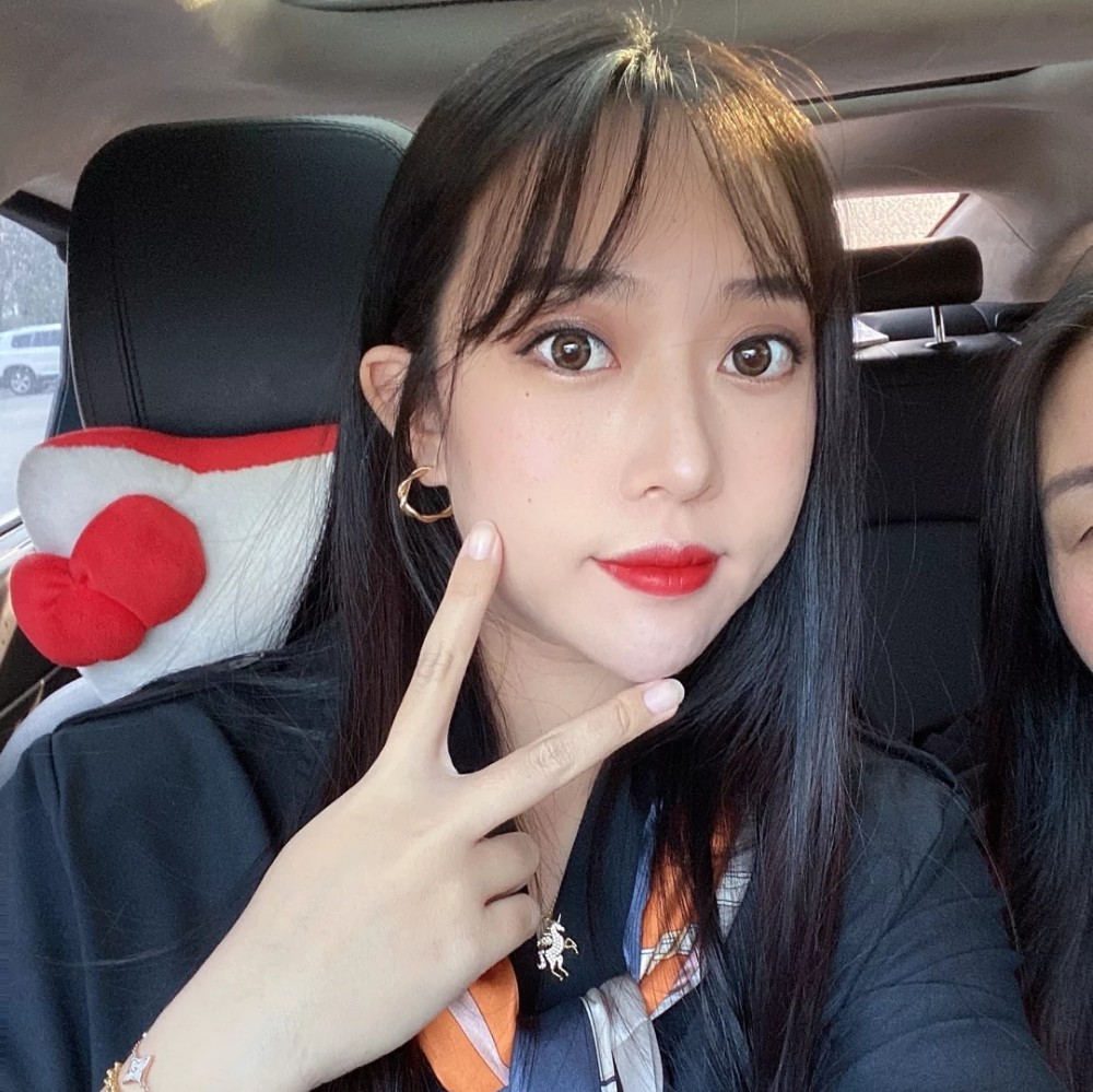 明亮挽手冷月的照片