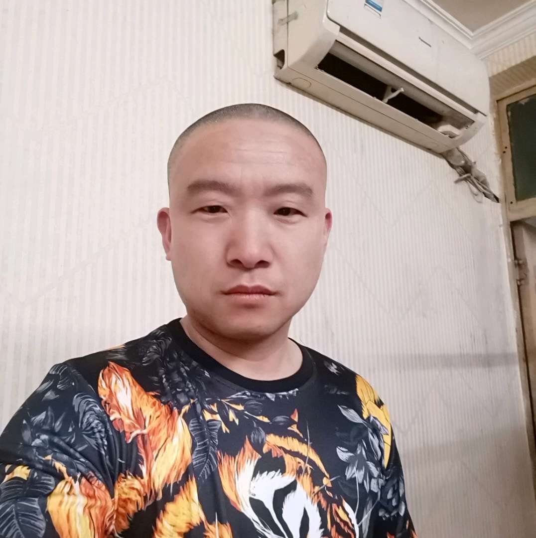 雪白改变蓝莓的照片