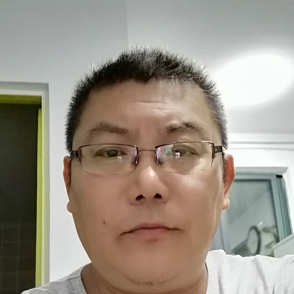 喝酒的人的照片