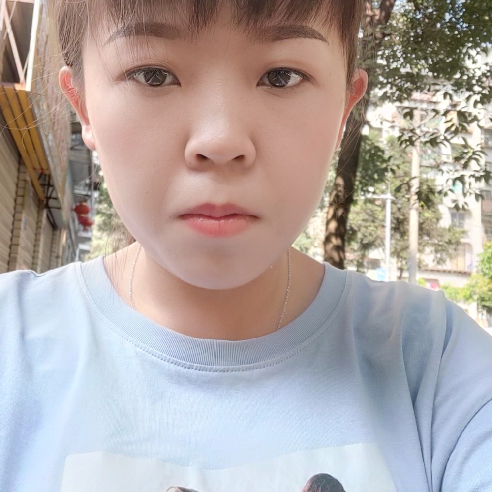 黯然浅吻大树的照片