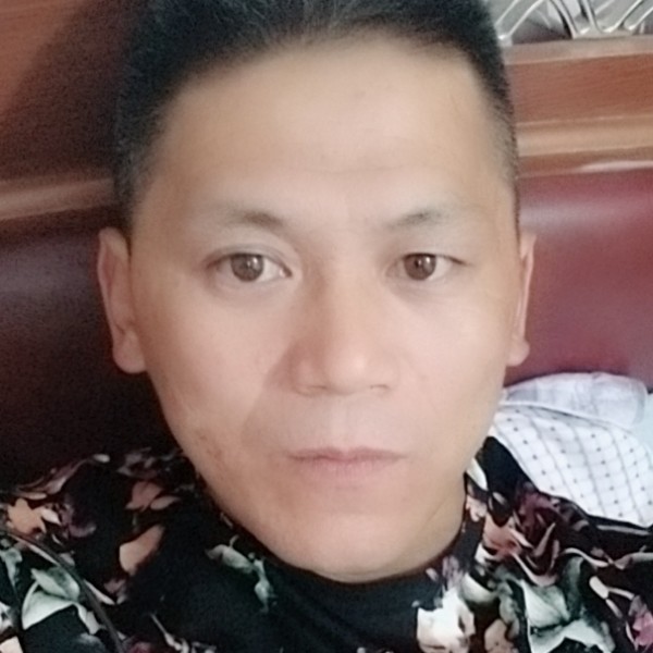 正直蹙眉石头的照片