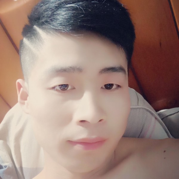花丛中的大炮的照片