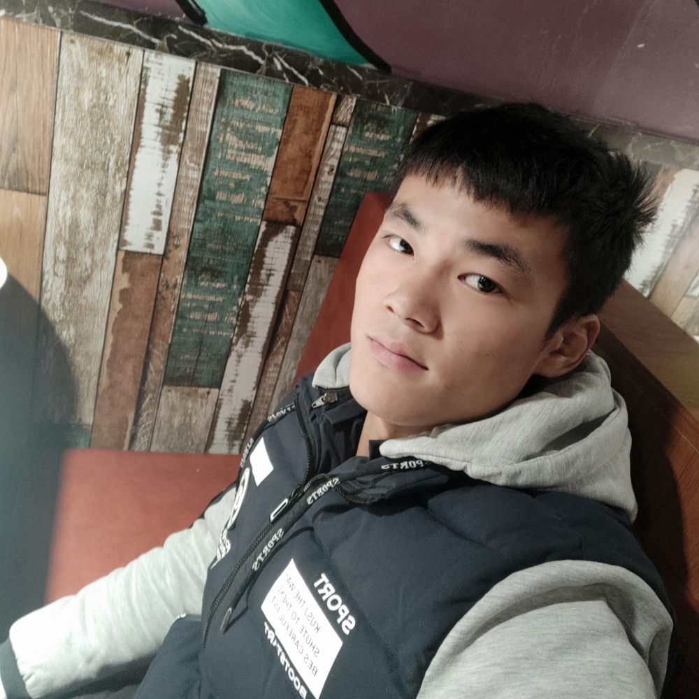留胡子闻蜻蜓的照片