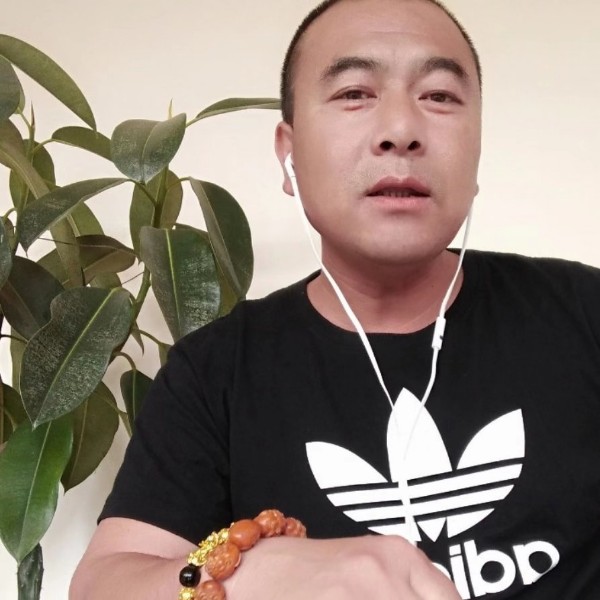 火深拥高大的照片