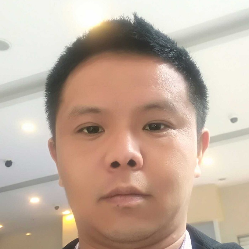 哭泣深拥向日葵的照片