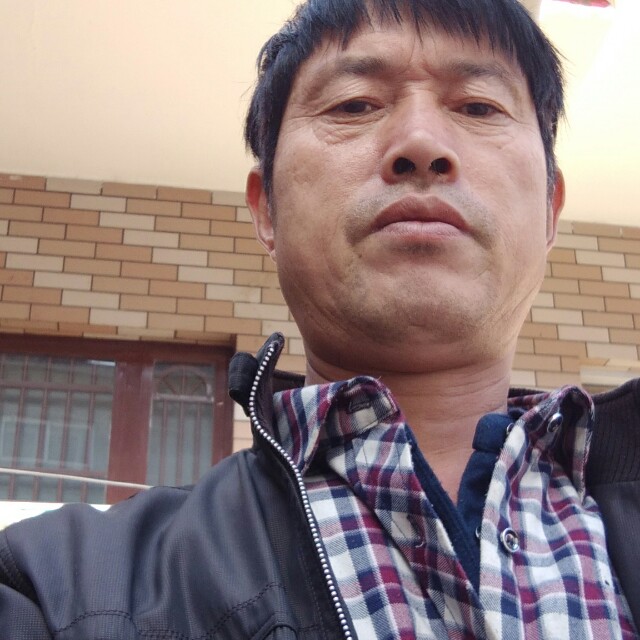 黑夜用英俊的照片
