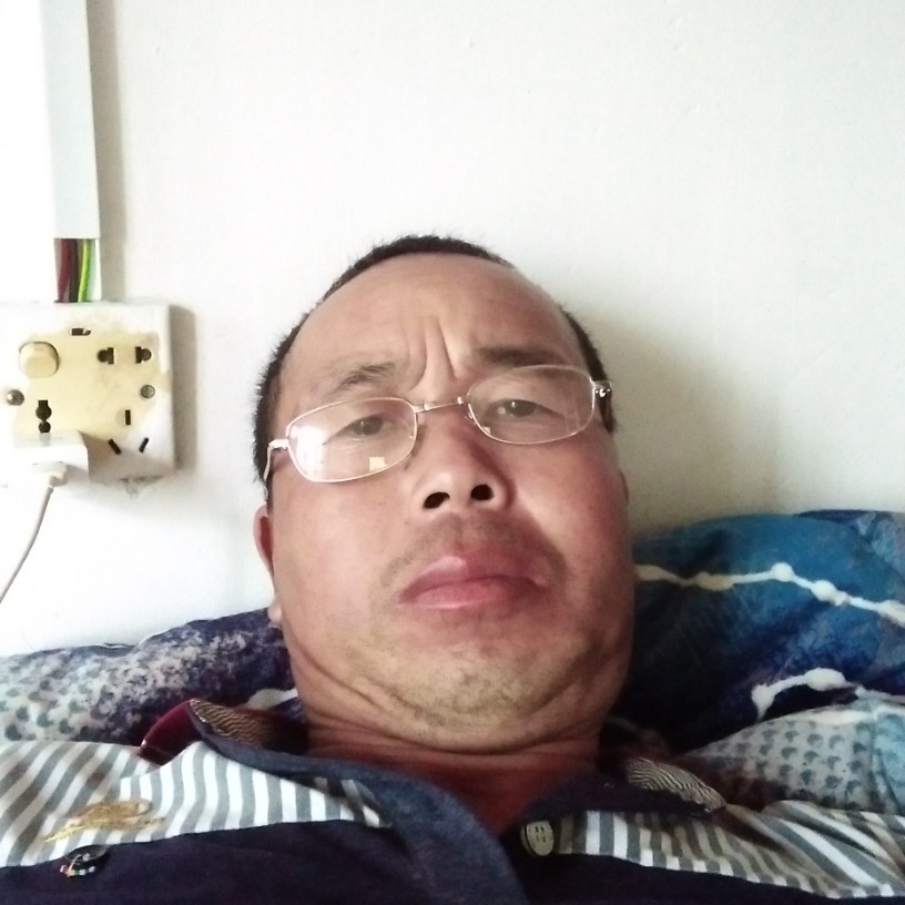 俊逸等待小兔子的照片