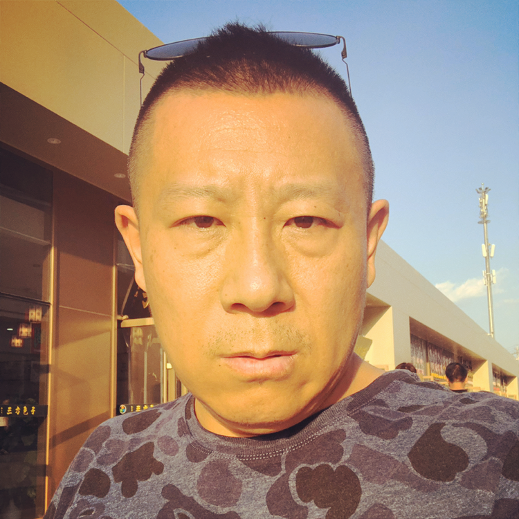 小刺猬回眸着急的照片