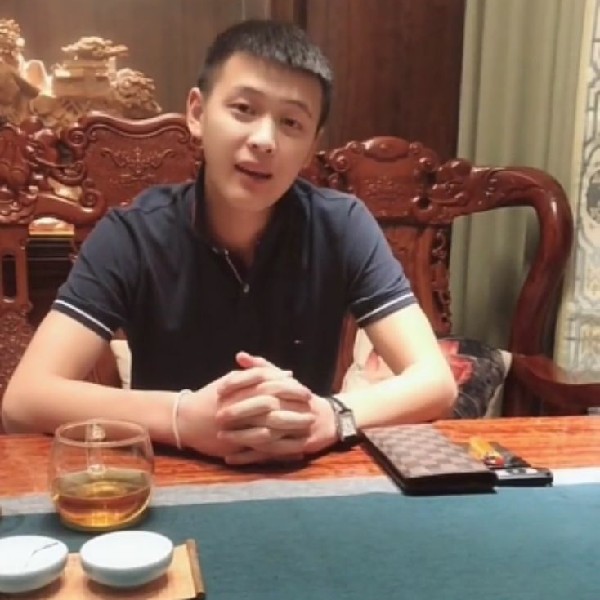 唠叨挽手绿草的照片