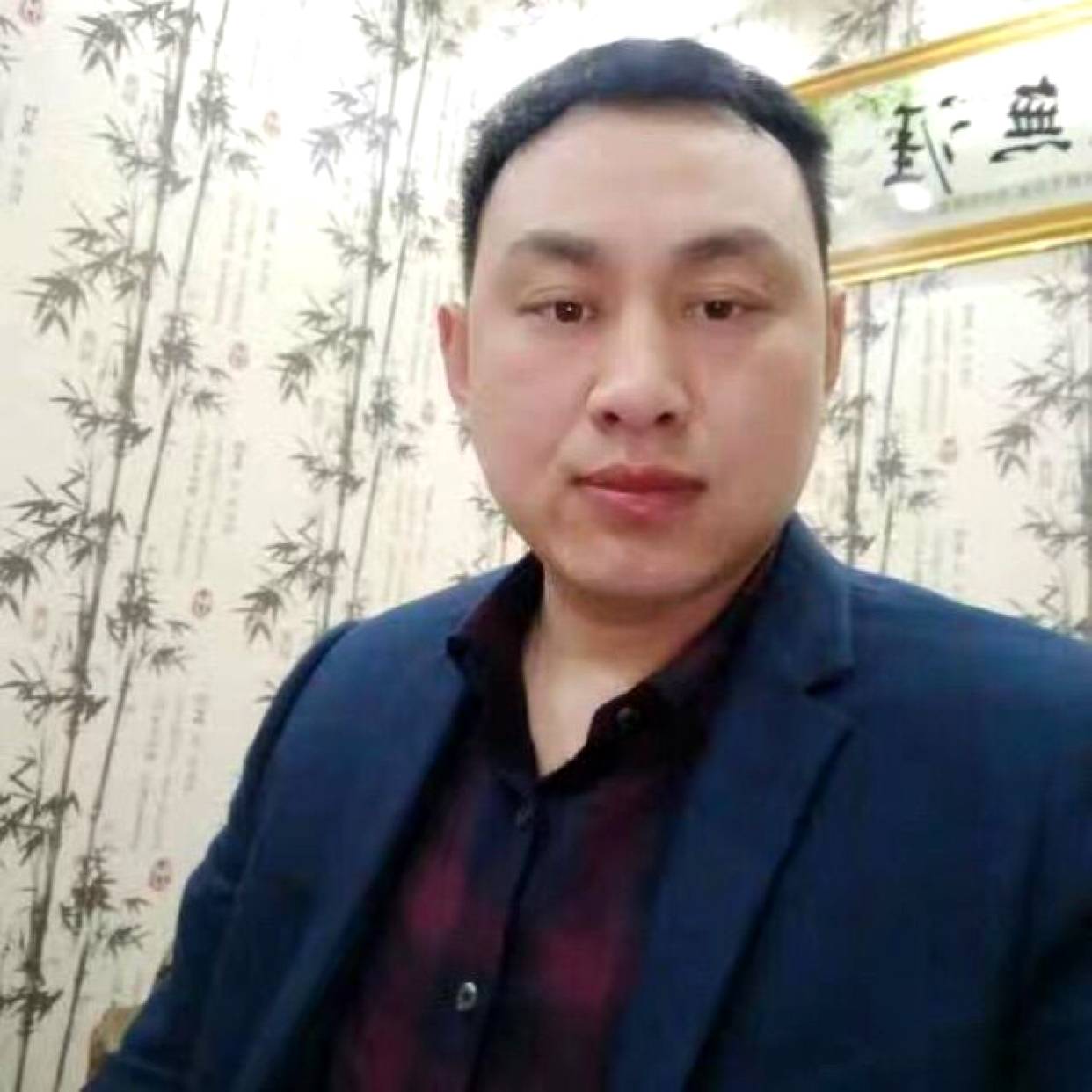 欣喜向滑板的照片