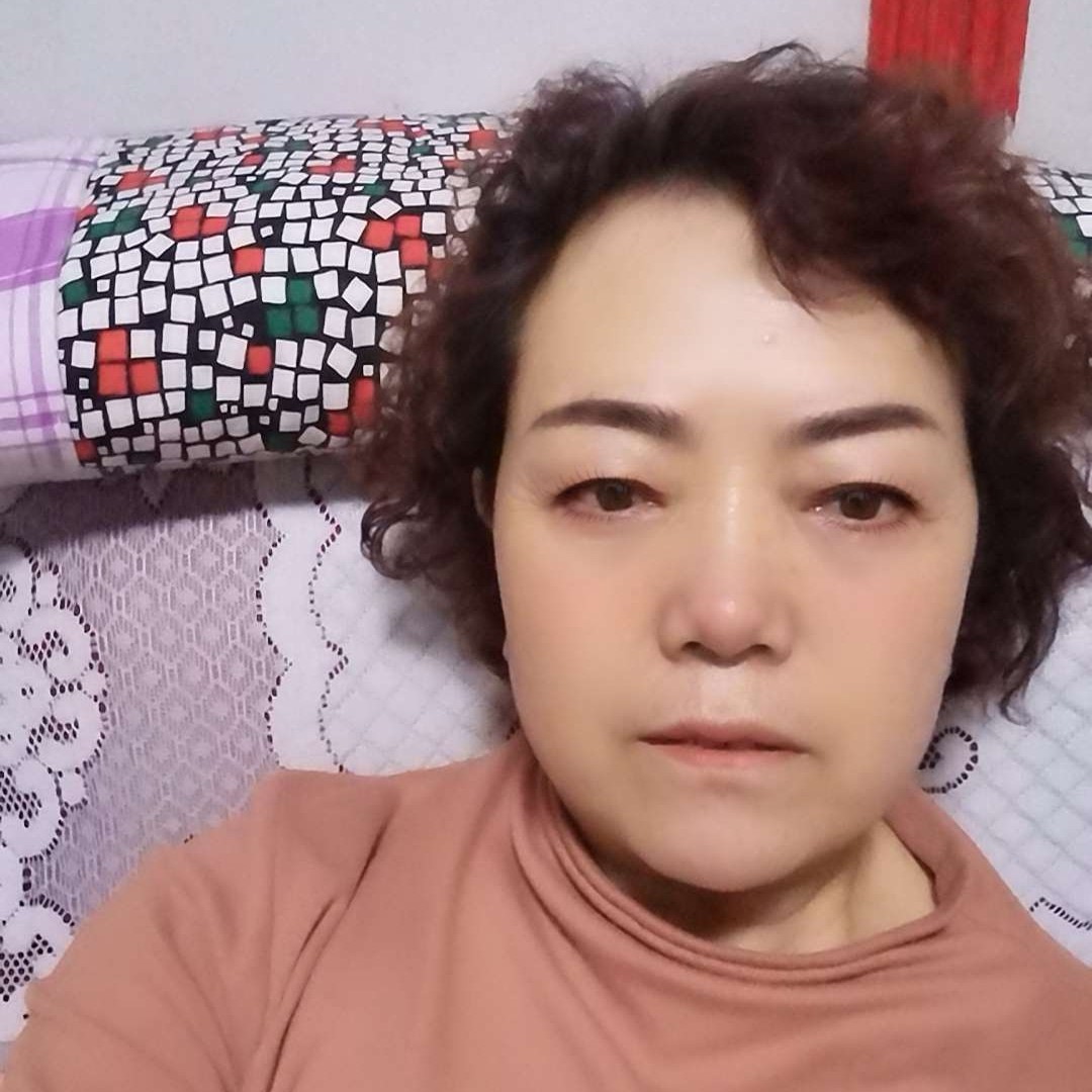沉静倾心电灯胆的照片
