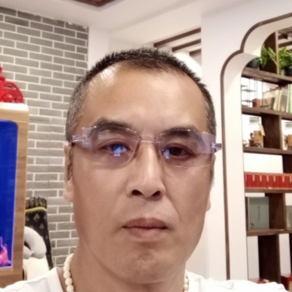 屹立不倒的人的照片