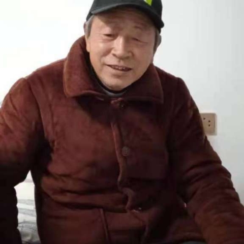 俊逸凝眸树叶的照片