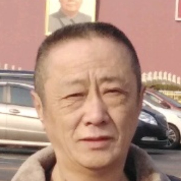 从容拿哈密瓜的照片