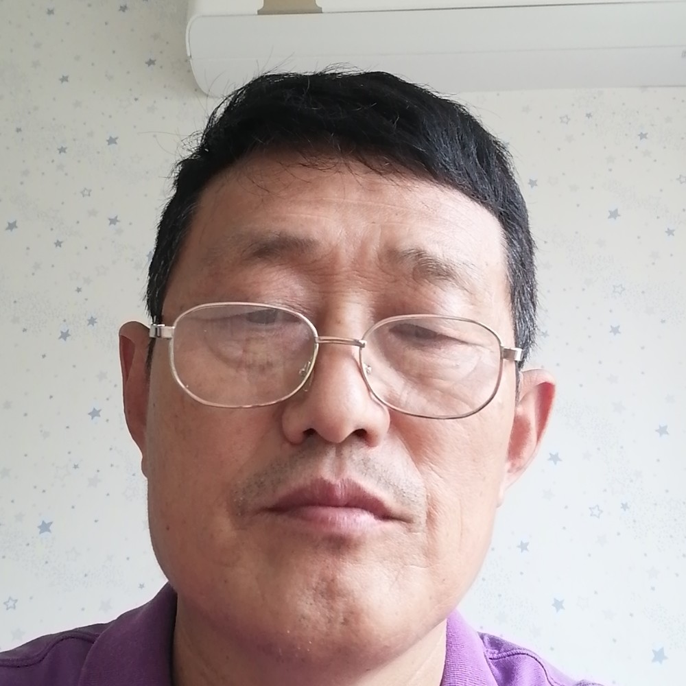 细心回眸剪影的照片