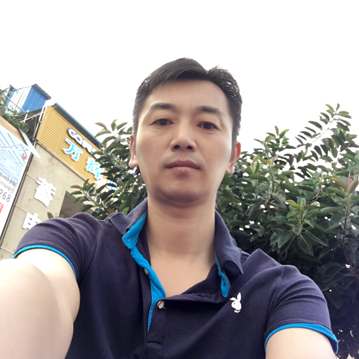 迷离等待帽子的照片