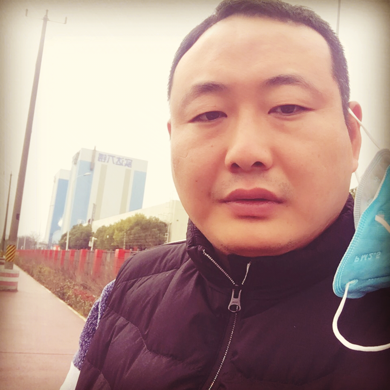 路灯下的小哥哥的照片