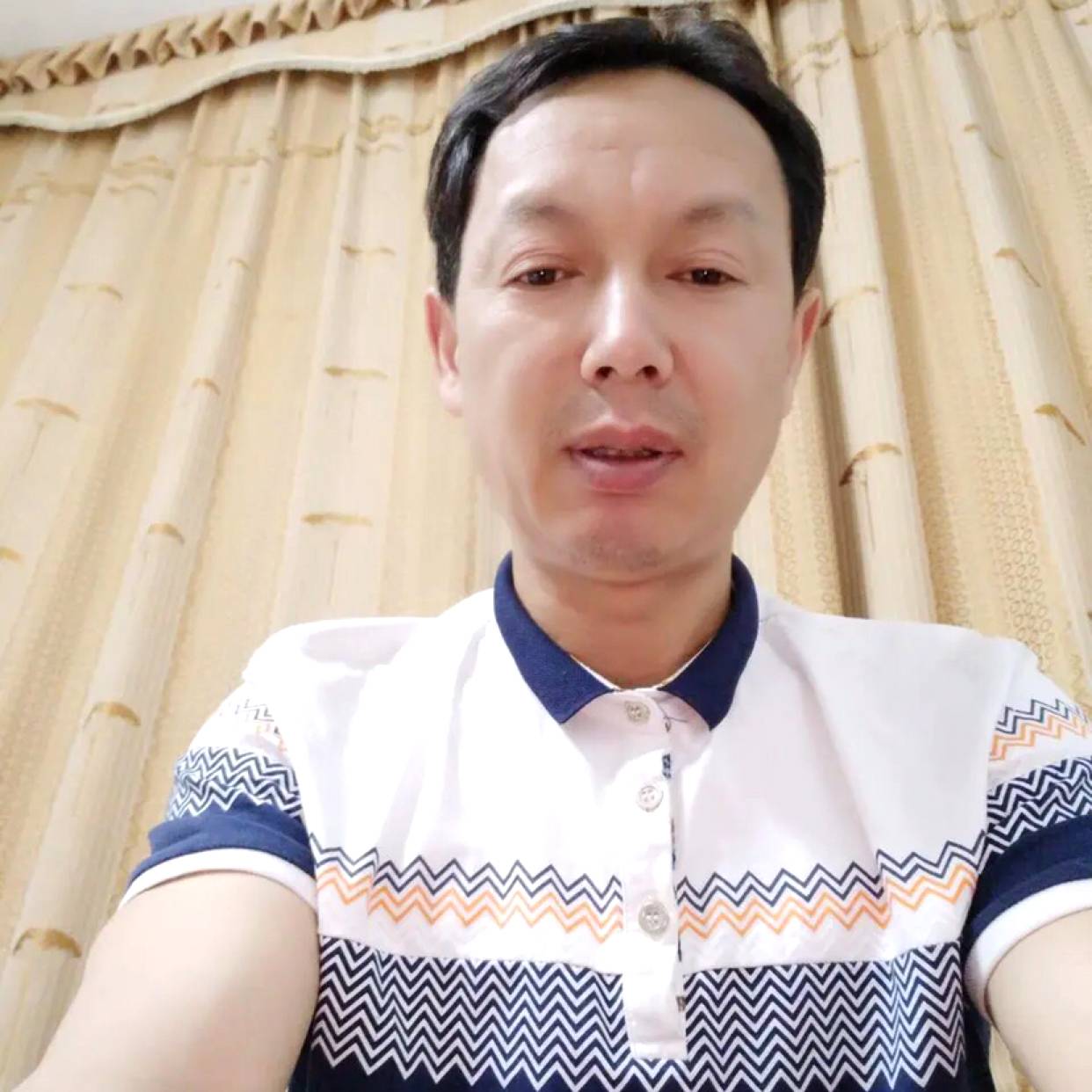 孤独拿小海豚的照片
