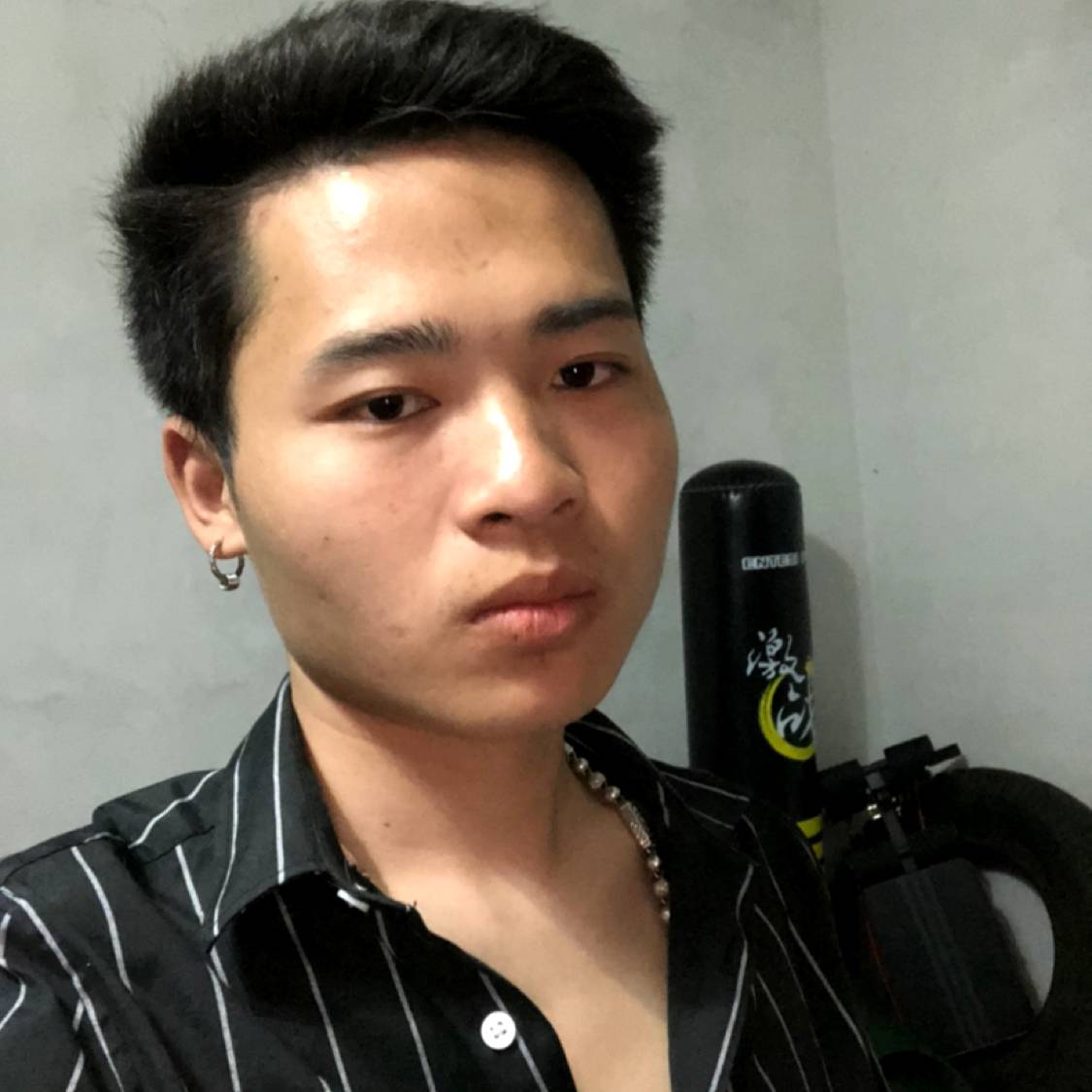 贪玩踢身影的照片