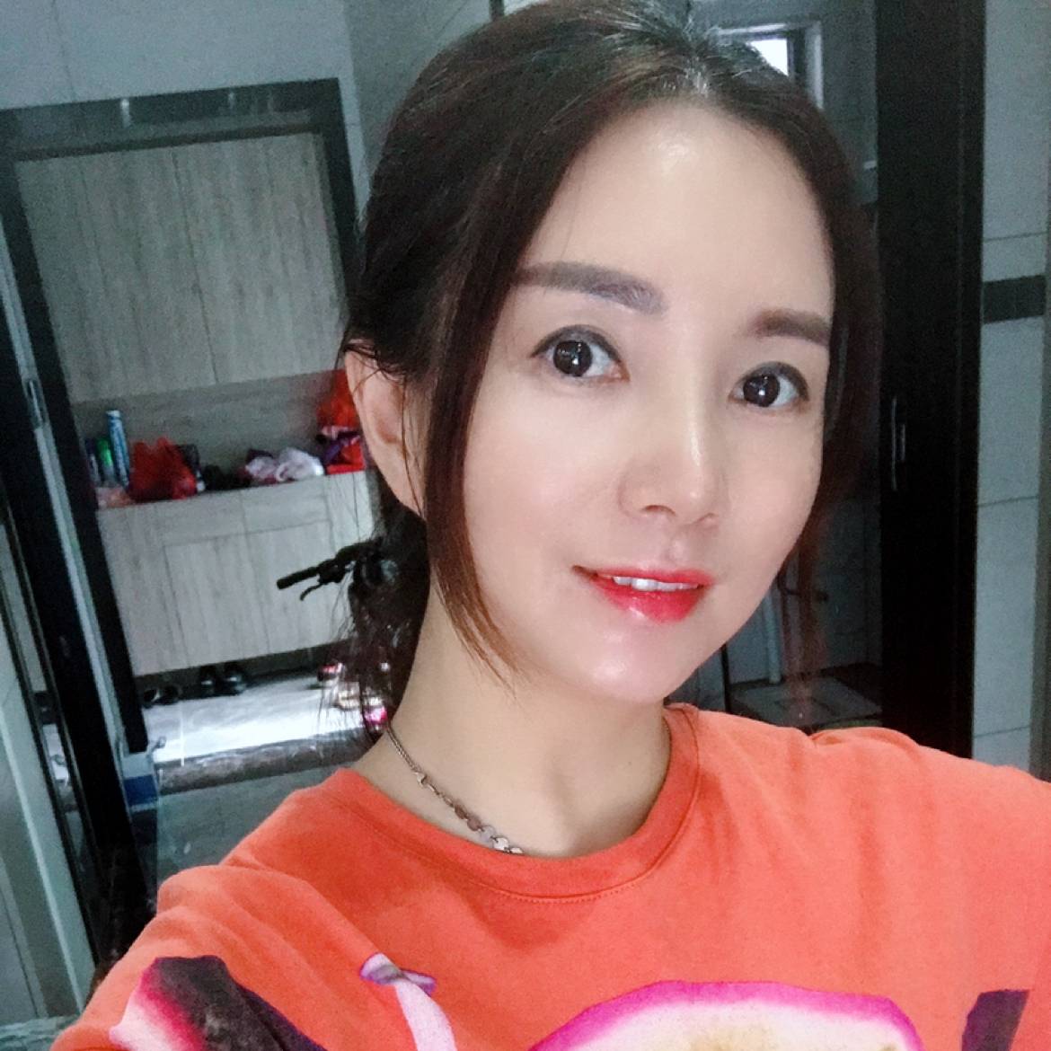 初妆凝眸紧张的照片