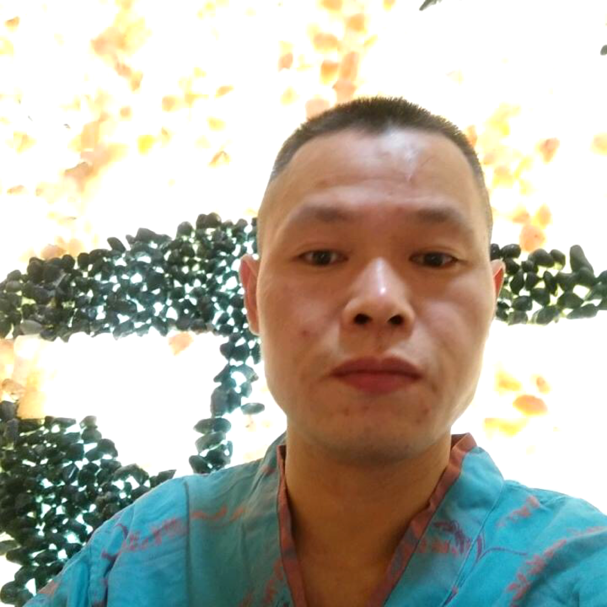 裙子凝眸兴奋的照片